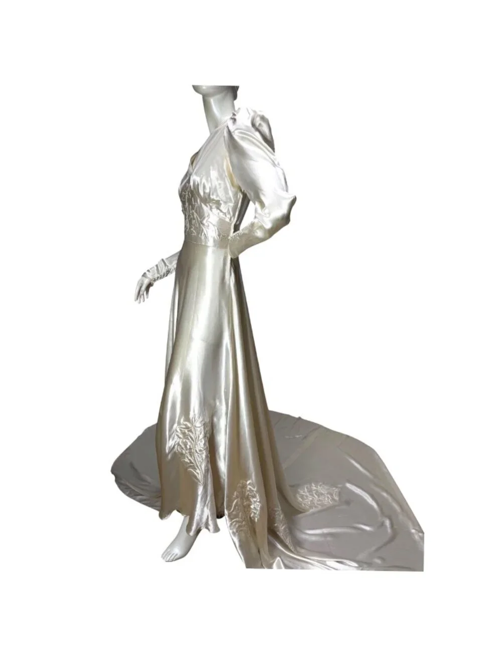 1930s Art Deco liquid satin wedding gown with trapunto embroidery and cathedral - Picture 2 of 16
